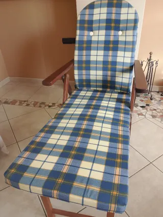 Sedia sdraio in legno con tessuto a quadri