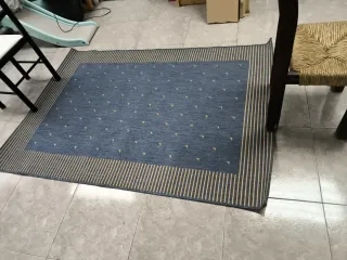 Alfombra azul y beige con diseño