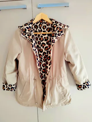 Trench impermeable con capucha