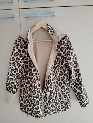 Trench impermeable con capucha