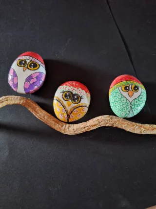 Sassi gufetti decorati a mano