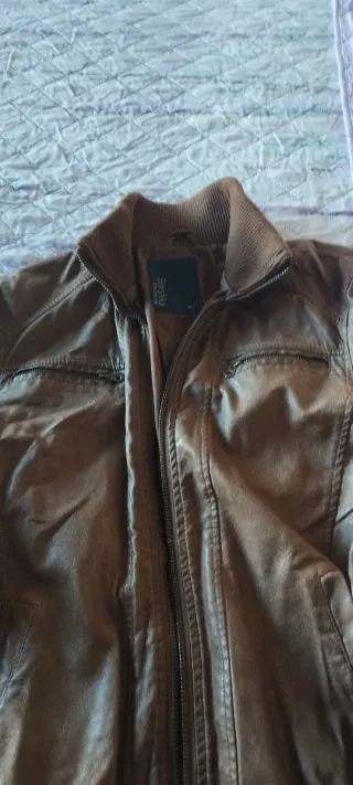 Cazadora efecto piel Bershka Talla M