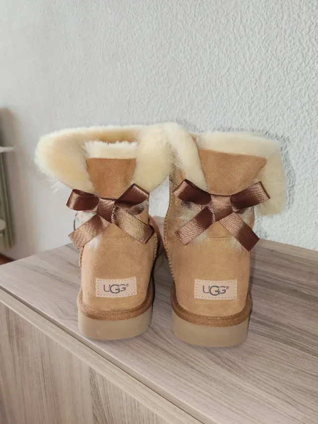 Botas UGG Beige Talla 41 con Lazos