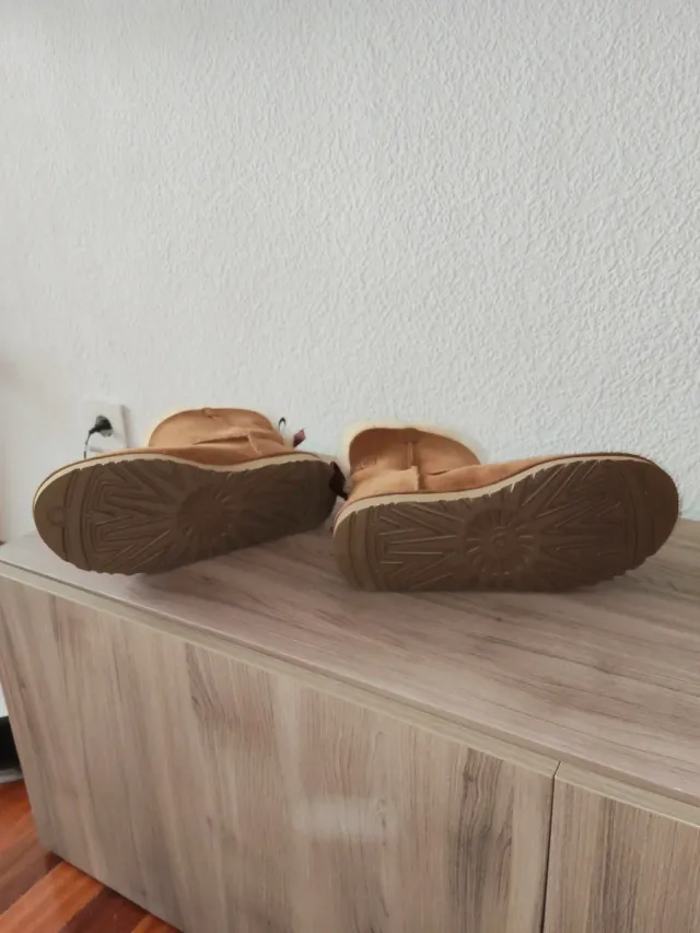 Botas UGG Beige Talla 41 con Lazos