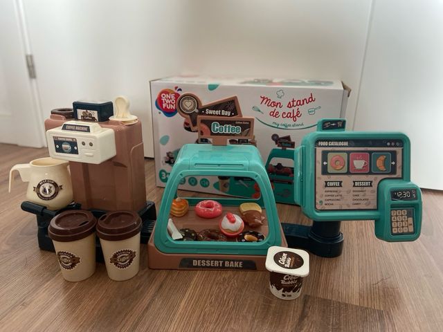 Cafetería de juguete con caja registradora