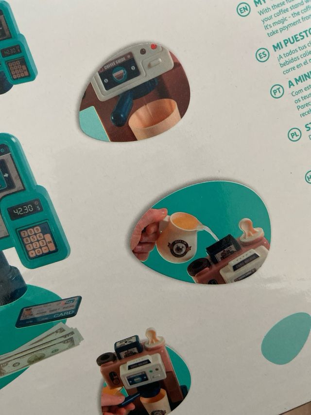 Cafetería de juguete con caja registradora