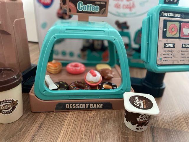 Cafetería de juguete con caja registradora