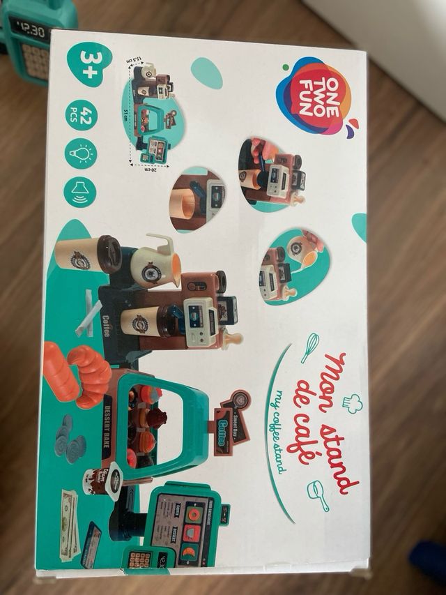 Cafetería de juguete con caja registradora