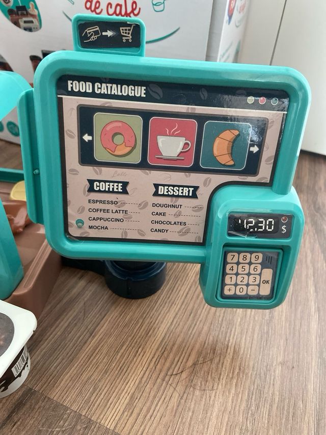 Cafetería de juguete con caja registradora