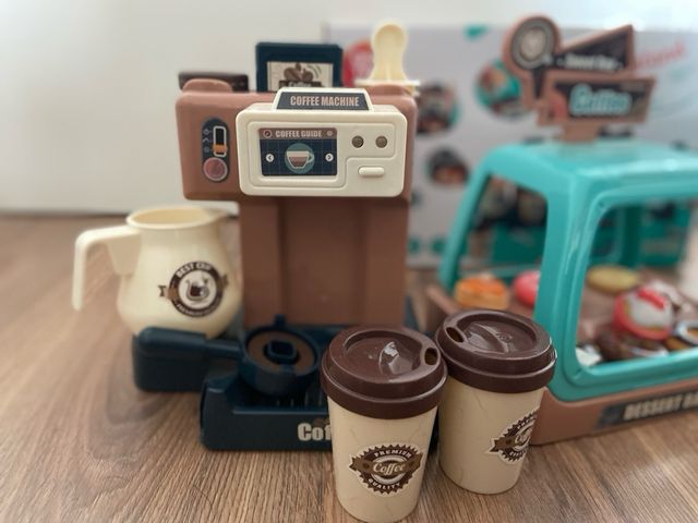 Cafetería de juguete con caja registradora