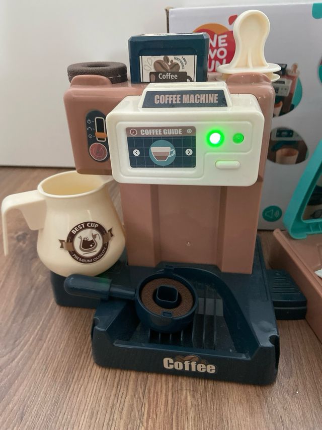 Cafetería de juguete con caja registradora