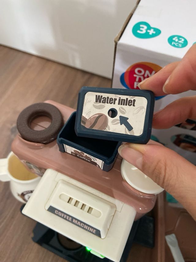 Cafetería de juguete con caja registradora