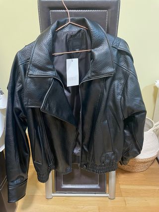 Cazadora efecto piel Zara negra