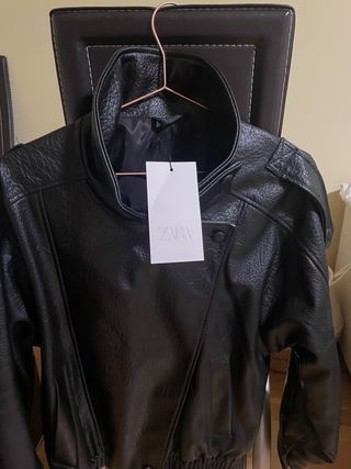 Cazadora efecto piel Zara negra