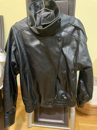 Cazadora efecto piel Zara negra