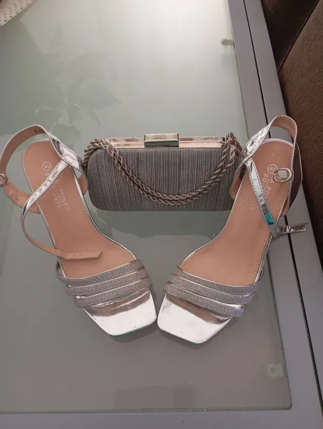 Zapatos plateados y bolso de fiesta