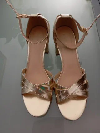 Sandalias doradas tacón fiesta