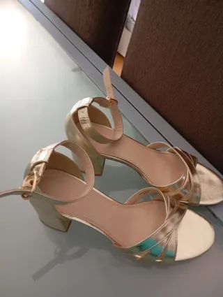 Sandalias doradas tacón fiesta