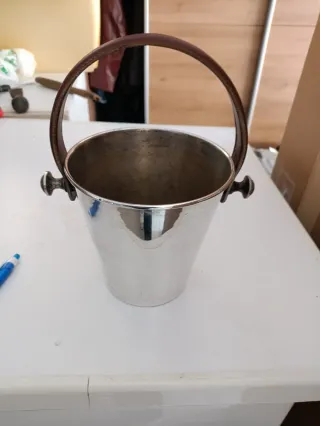 Cubeta metal plateado y cuero decorativa