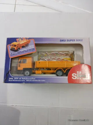 Siku 2610 LKW mit Verkehrszeichen