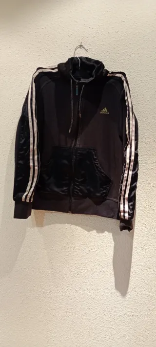 Chaqueta Adidas Negra con Detalles Dorados