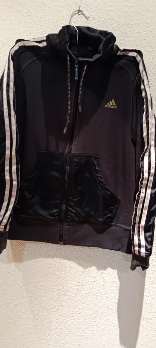 Chaqueta Adidas Negra con Detalles Dorados