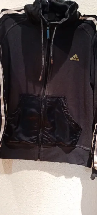 Chaqueta Adidas Negra con Detalles Dorados