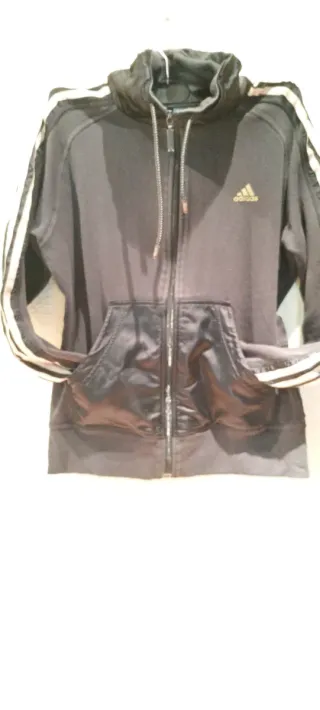 Chaqueta Adidas Negra con Detalles Dorados
