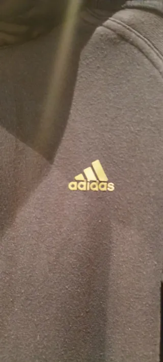 Chaqueta Adidas Negra con Detalles Dorados