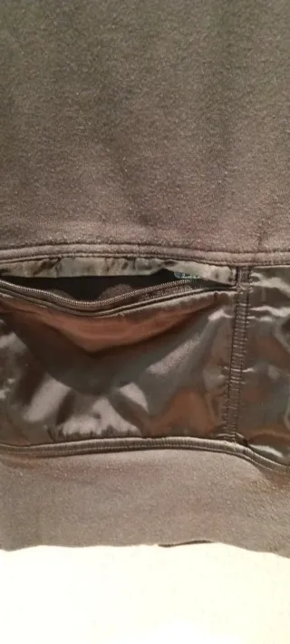 Chaqueta Adidas Negra con Detalles Dorados