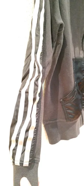 Chaqueta Adidas Negra con Detalles Dorados