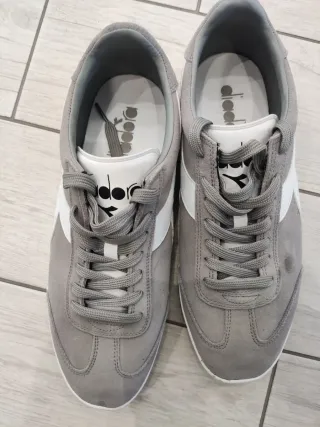 Scarpe Diadora grigie e bianche