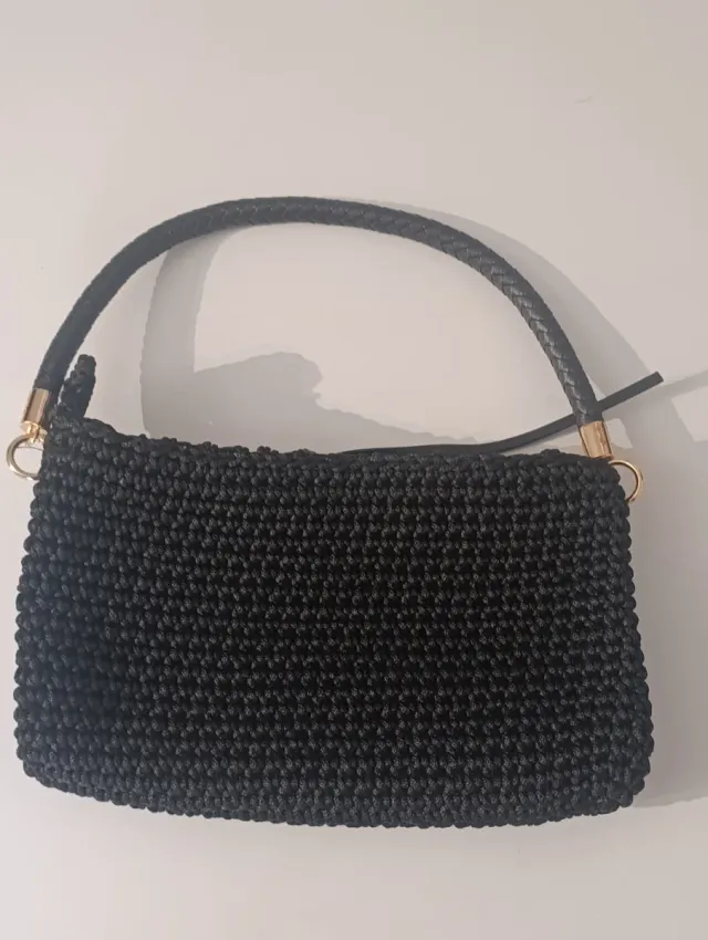 Borsetta nera fatta a mano