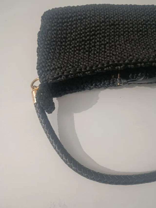 Borsetta nera fatta a mano