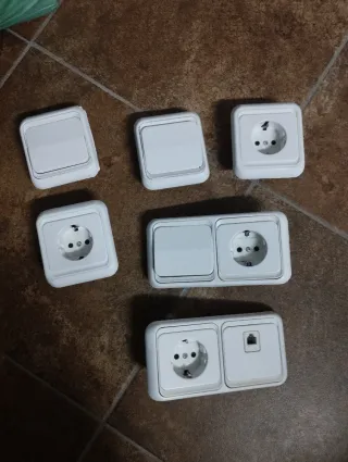 Mecanismos Simon: Enchufes e Interruptores