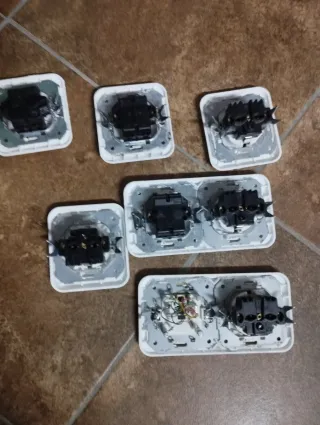 Mecanismos Simon: Enchufes e Interruptores