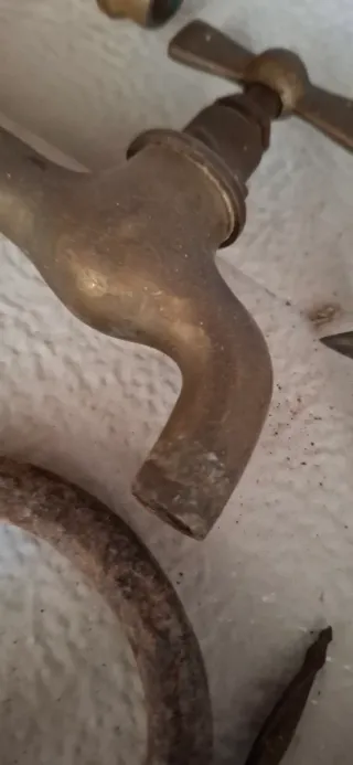 2 rubinetti antichi in ottone