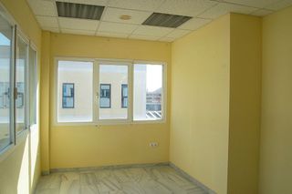 Edificio en alquiler en Churriana en Málaga