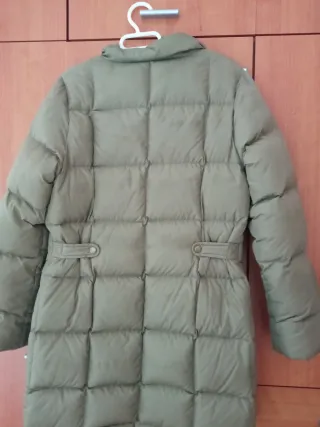 Parka de plumón verde oliva. Talla 38-40