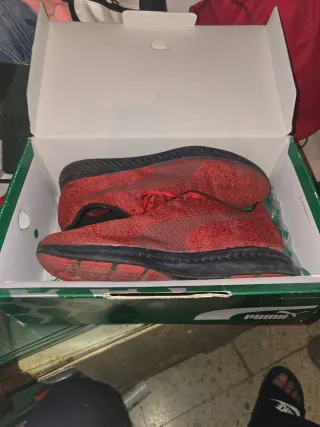 Zapatillas Puma Rojas y Negras