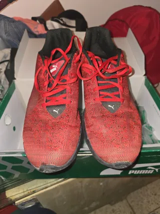 Zapatillas Puma Rojas y Negras
