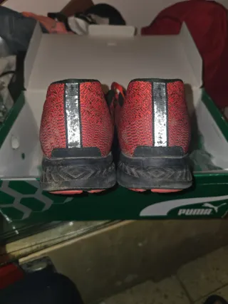 Zapatillas Puma Rojas y Negras