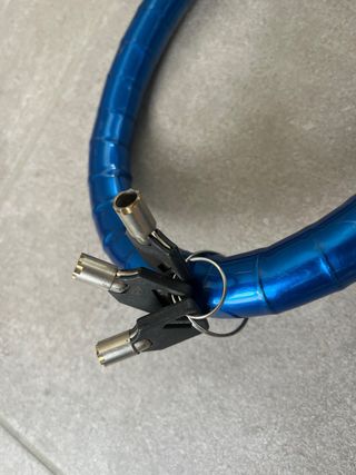 Candado de moto azul con llaves
