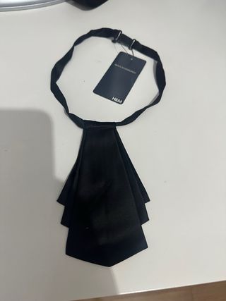 Pajarita H&M Negra Adorno Cuello