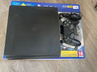 PS4 1TB Negra + Mando