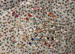 Llaveros de madera y silicona con letras