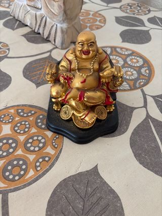 Buda de la suerte dorado con detalles rojos