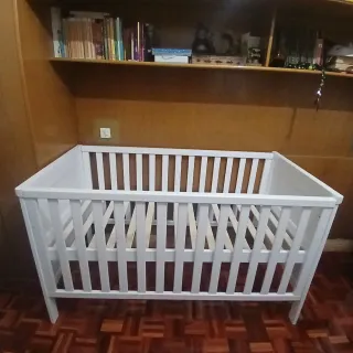 Cuna infantil blanca
