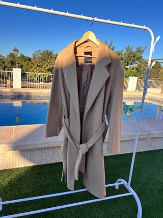 Abrigo largo beige mujer