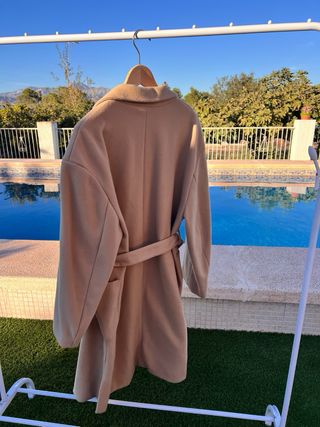 Abrigo largo beige mujer